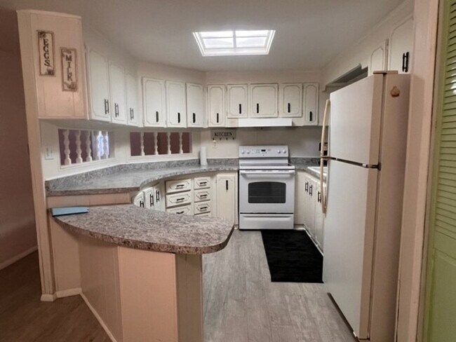 Building Photo - 4 Bedroom doublewide with Garage/Workshop ...