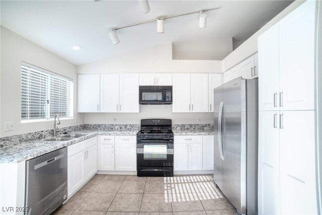 Building Photo - 2542 N Grand Basin Dr
