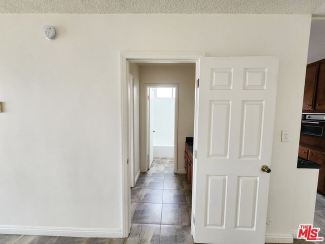 Building Photo - 425 S Kenmore Ave