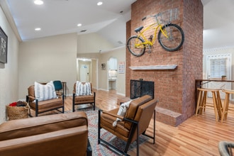 Building Photo - 4719 S Lakewood Ave