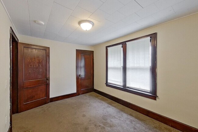 Building Photo - 461-463 Reinhard Ave