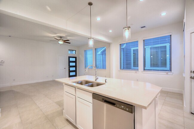 Building Photo - 1535 Crystal Stream Dr