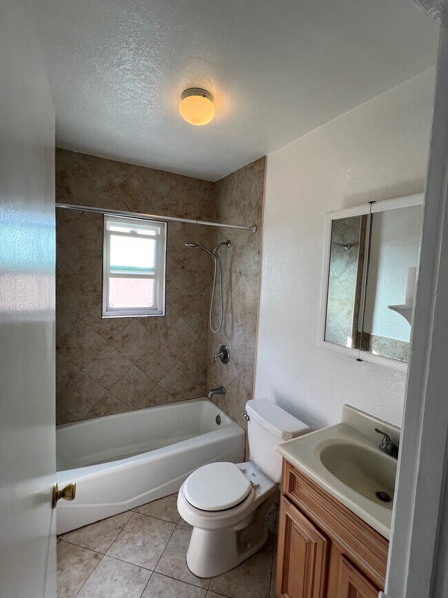 Building Photo - 706 Triana Pl