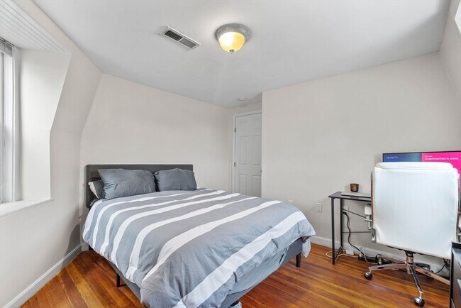 Building Photo - 528 Medford St