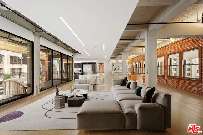 Building Photo - 808 S Broadway