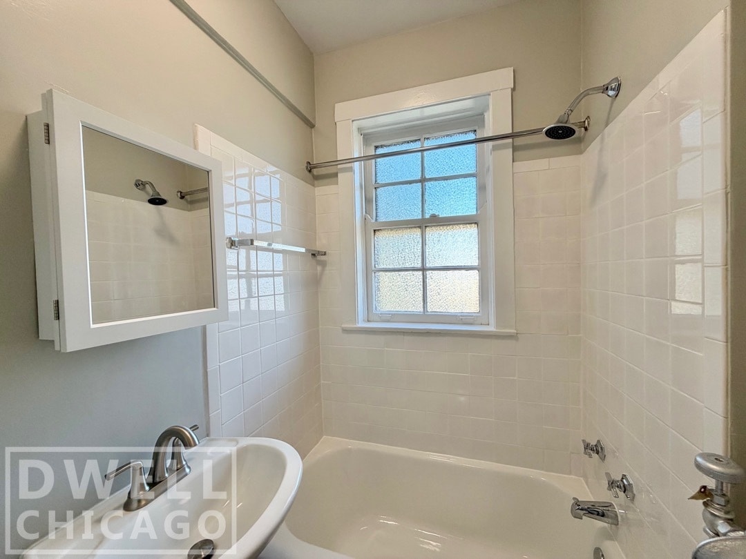 Building Photo - 6226 N Clark St