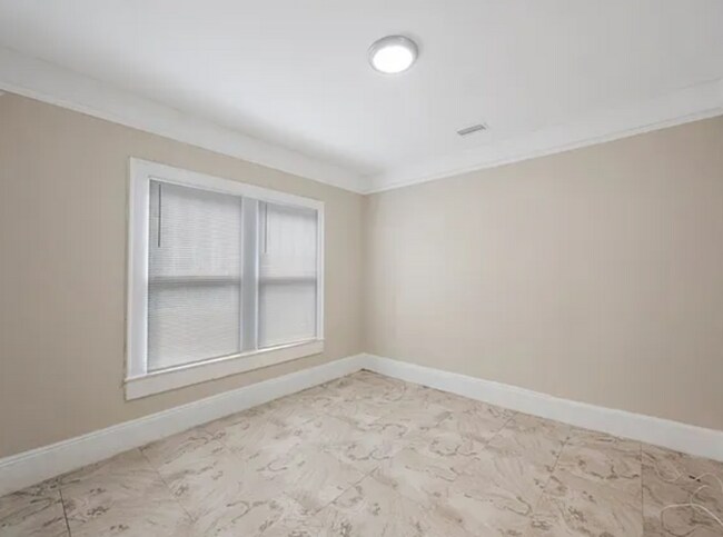Building Photo - 548 Woodlawn St