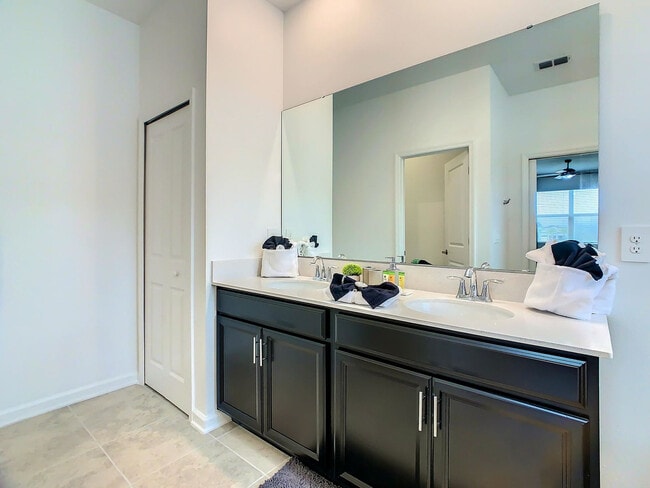 Building Photo - 9335 Sommerset Hills Dr