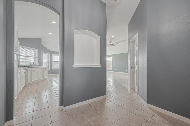 Building Photo - 9631 Highland Pointe Dr