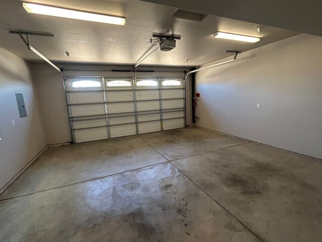 Building Photo - Townhouse for Rent in Anderson CA | Garage, Fenced Yard, Modern Upgrades