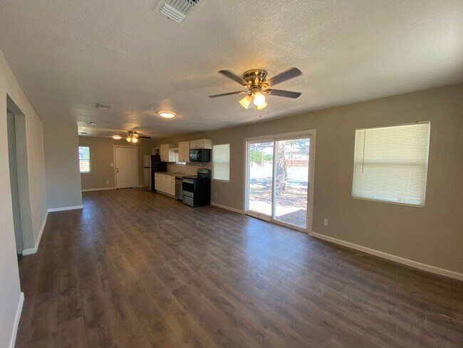 Building Photo - 3 Bed 2 Bath near Texas Tech Now Available!