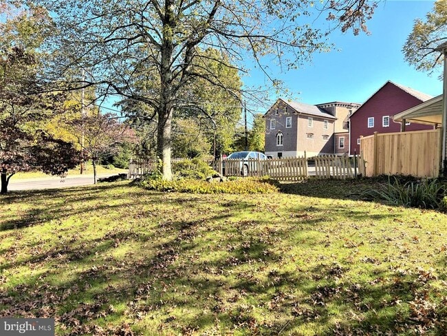 Building Photo - 726 BLOOMING Glen
