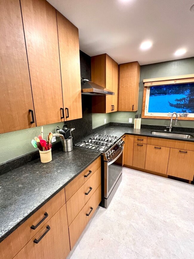 Building Photo - Pet Friendly 4 Bed 3 Bath Single Family Home on Westside W/ Fully Fenced yard, Attached Garage!