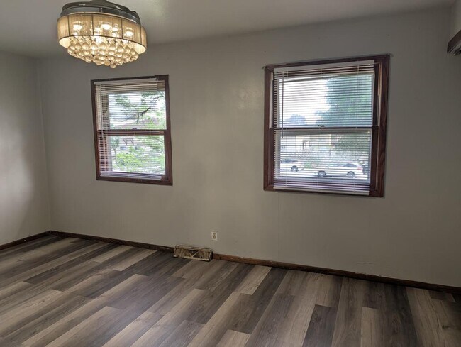 Building Photo - 9402 W Silver Spring Dr