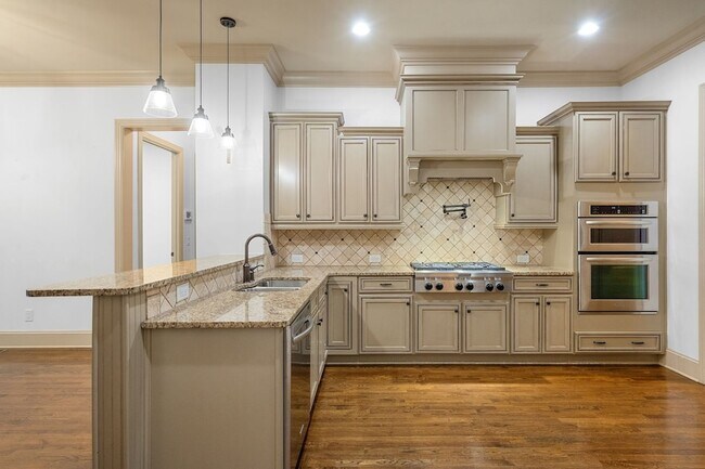 Building Photo - 444 Wild Elm St