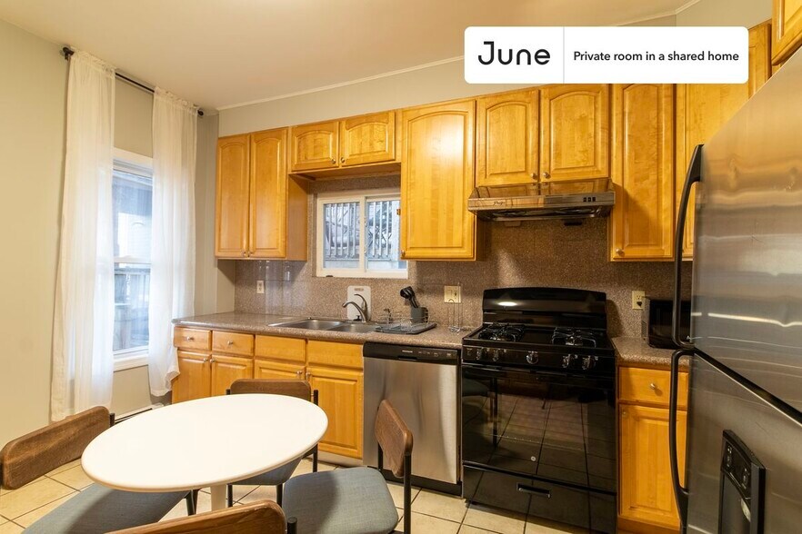 Building Photo - Private bedroom in 5 bed/2 bath Home