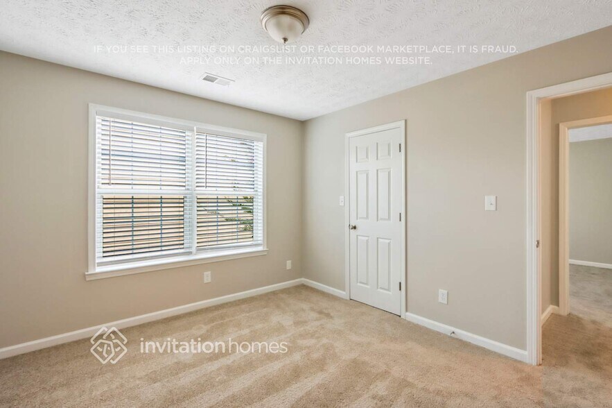 Building Photo - 1915 Stoneoak Cir
