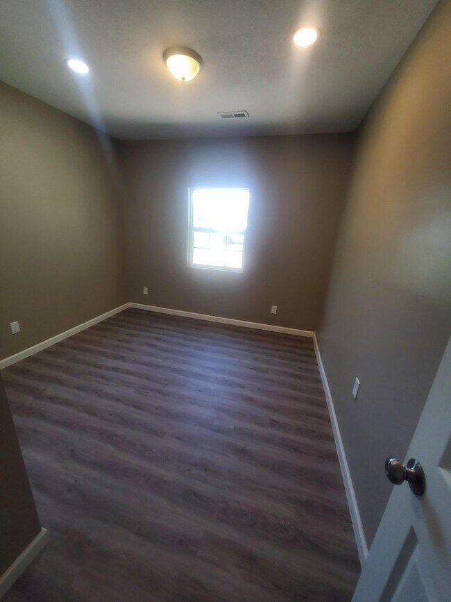 Building Photo - Single family home Recently renovated, mov...