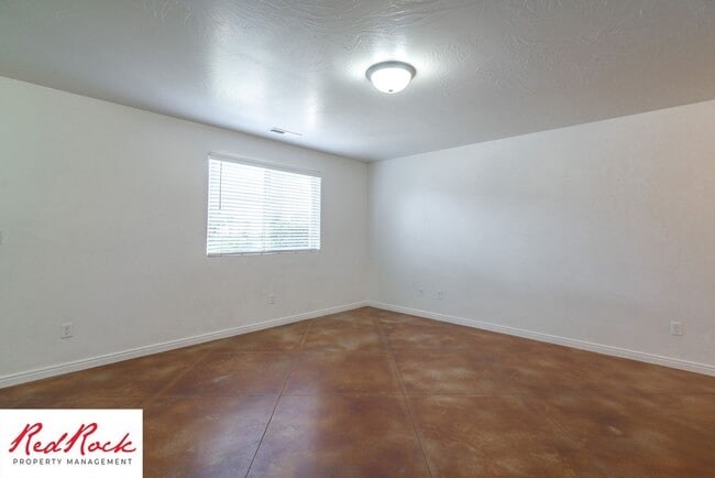 Building Photo - End Unit, DOG-FRIENDLY 3 Bedroom Townhome ...