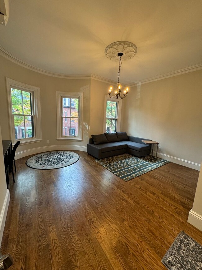 Building Photo - Renovated unit, Longwood Medical Area Brow...