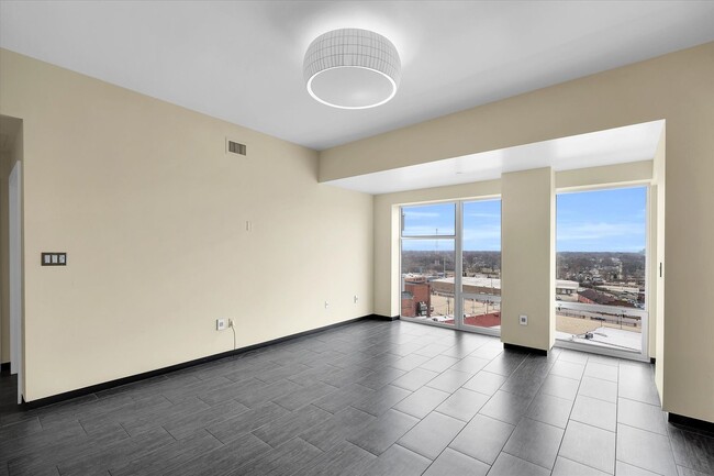 Building Photo - 3,400 SQFT CONDO IN DOWNTOWN CHAMPAIGN W/ ...