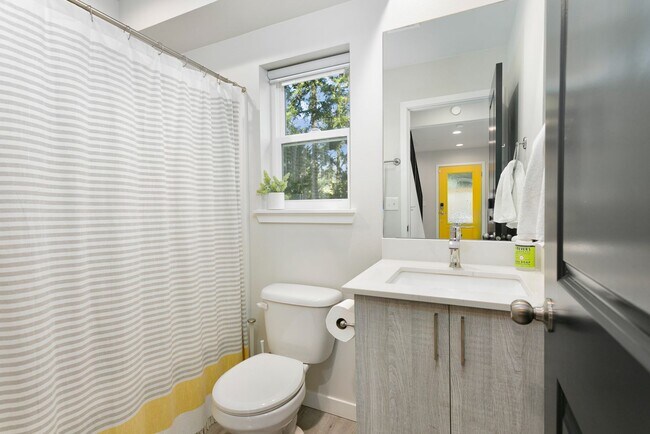 Building Photo - Gorgeous House in a Family-Friendly neighb...