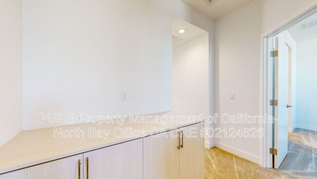 Building Photo - 221 Gambrel Cir