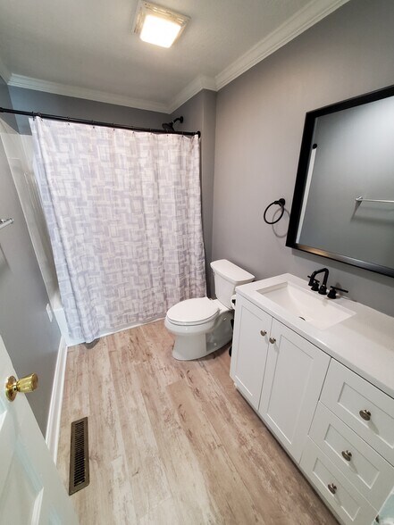 Building Photo - 607 Hillside St