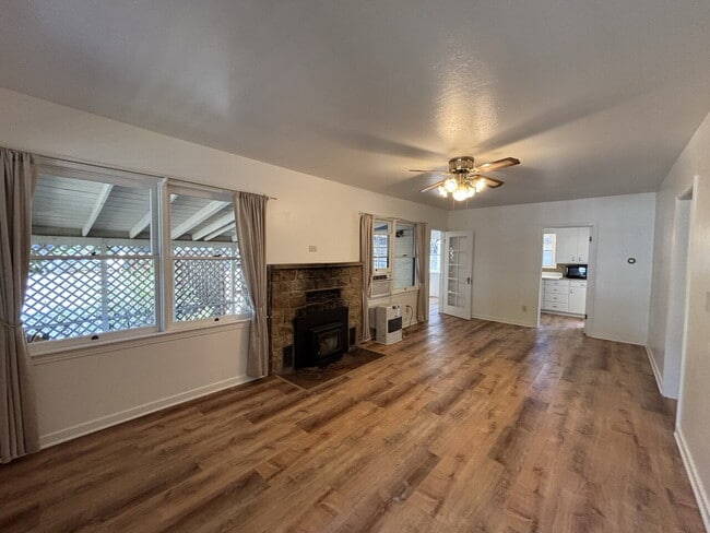 Building Photo - Adorable vintage 2-bed home on a quiet side street close to downtown Placerville!