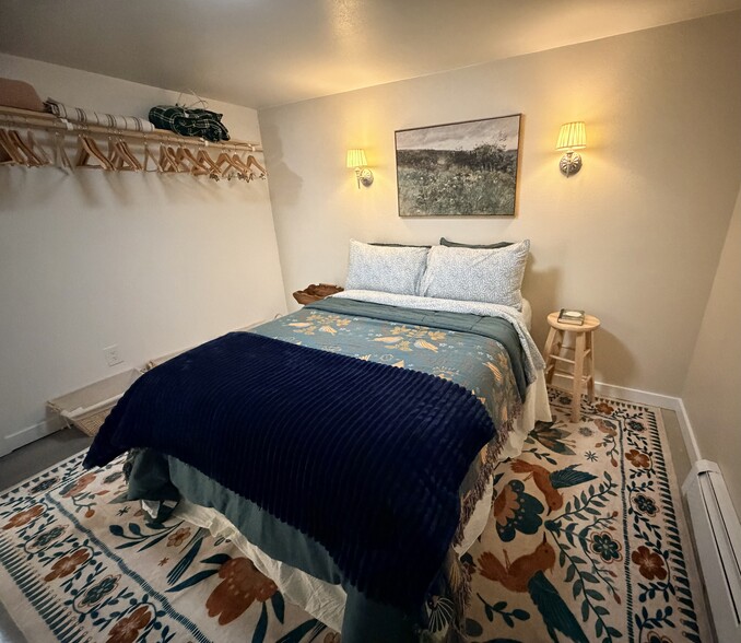 Building Photo - 701 Cedar St