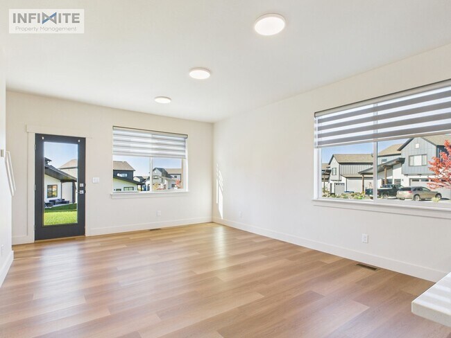 Building Photo - 3 Bedroom - Modern Comfort in a Peaceful Setting