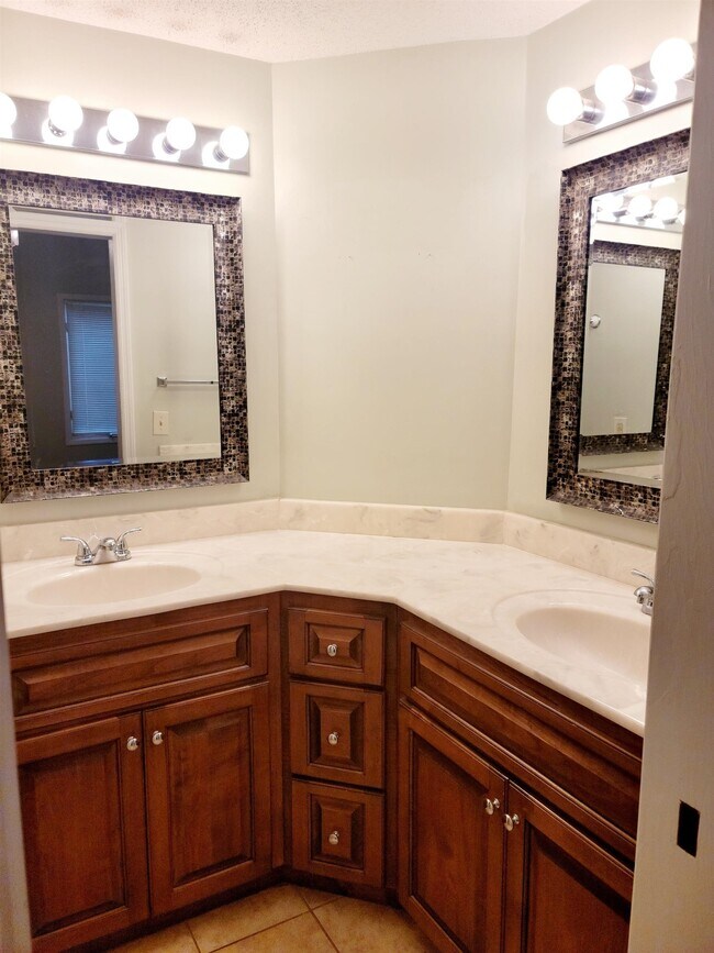 Building Photo - 1221 Tidewater Dr