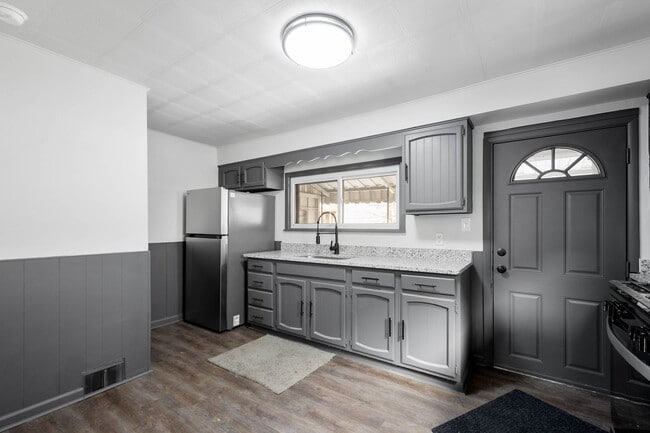 Building Photo - Stunning 3 bedroom home in McKees Rocks available May 1!