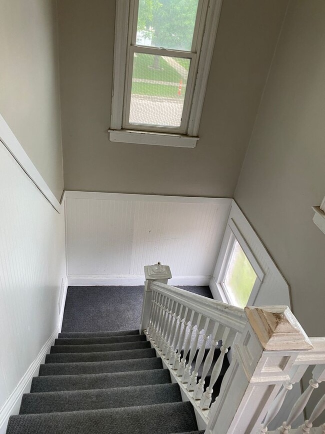 Building Photo - Newly Updated 2 Bedroom