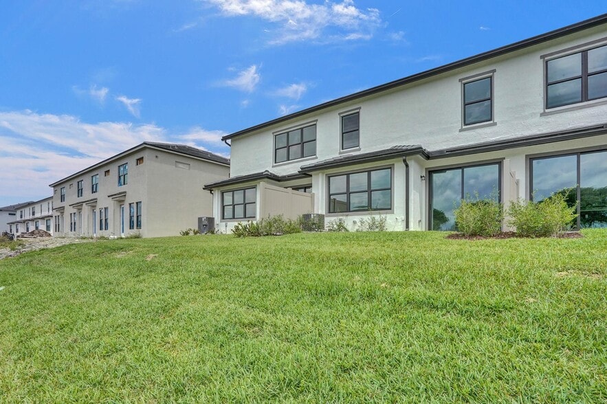 Building Photo - 2202 Appleton Cir S