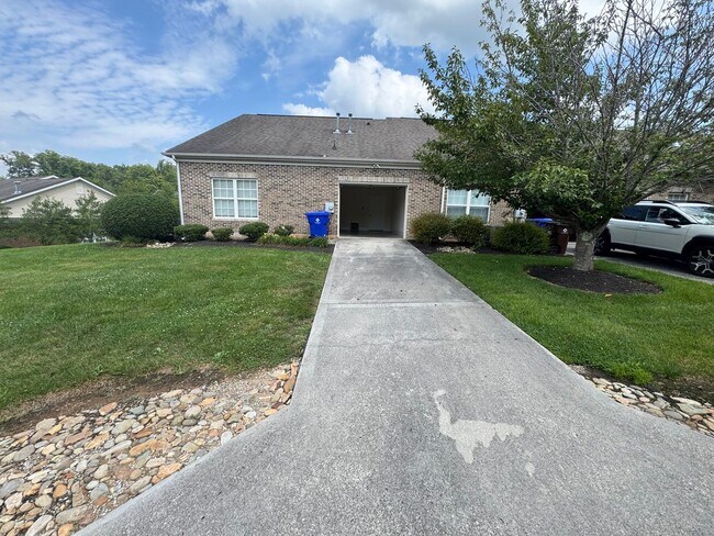 Building Photo - Experience Modern Main-Level Living in a Private Oak Ridge Community