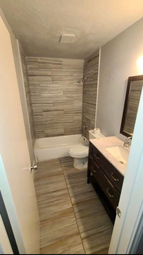 Building Photo - Townhome Available!