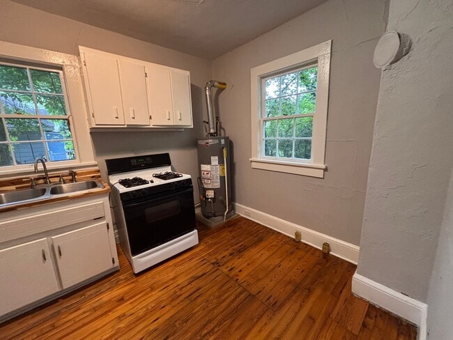 Building Photo - 3 Bedroom, 1 Bath home in West Rome!