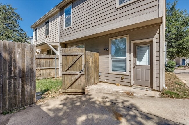 Building Photo - 10721 Traymore Dr