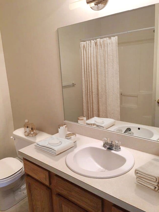 Building Photo - Spacious & Modern 2 bedroom Townhouse with...