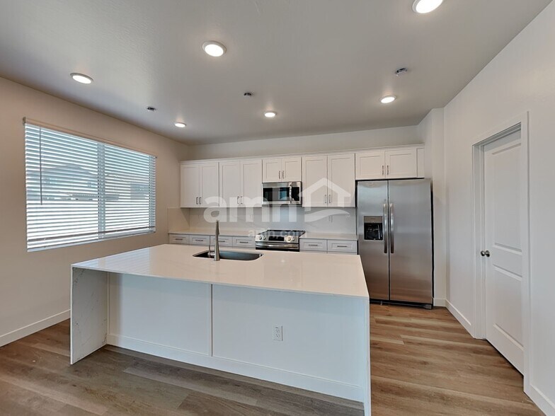 Building Photo - 9752 W Parkway Dr
