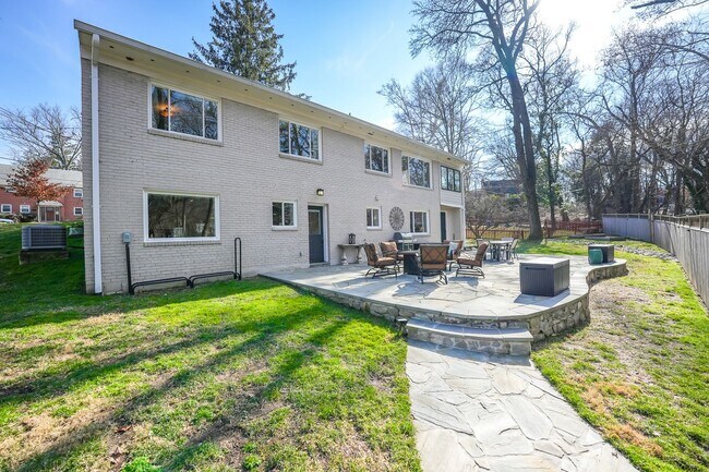 Building Photo - 5128 Linnean Terrace NW