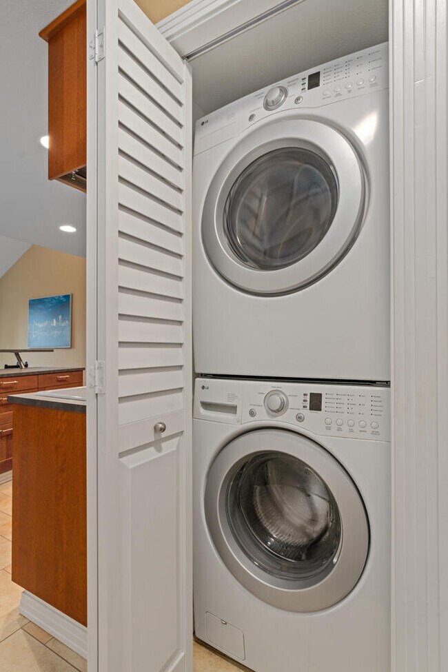 Building Photo - 4 Touchstone