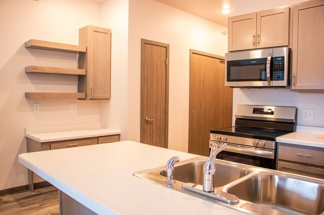 Building Photo - Studio available on Golf Road