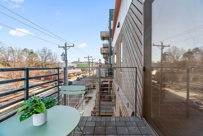 Building Photo - Modern downtown condo studio with private balcony & parking space.