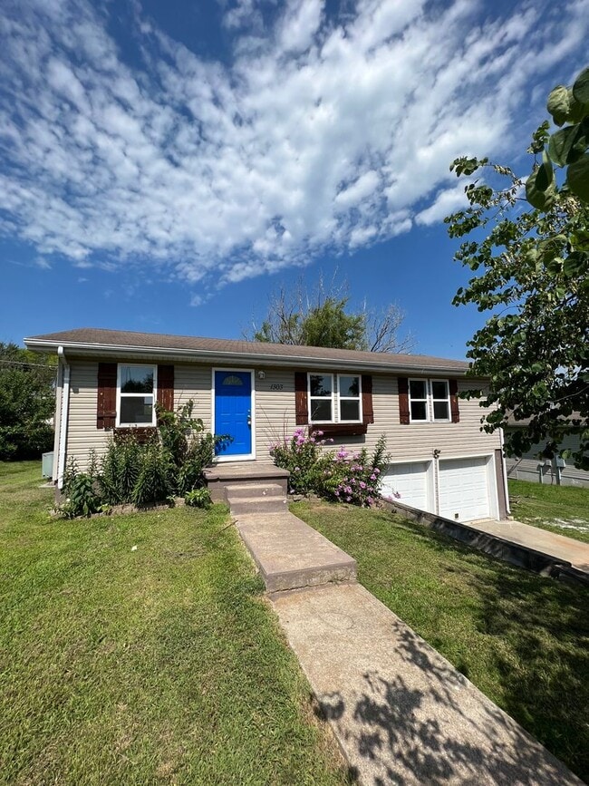 Primary Photo - 3 bedroom 2 bath home with bonus room in O...