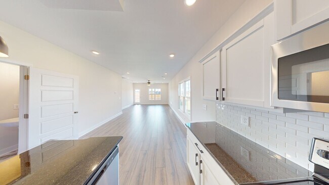 Building Photo - Modern Comfort, Great Location, and Pet-Fr...