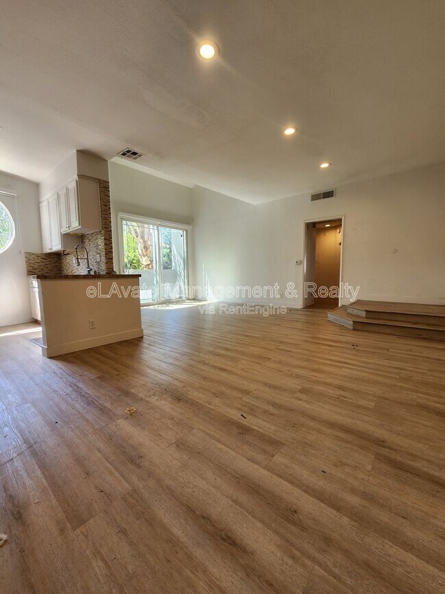 Building Photo - 14625 Dickens St