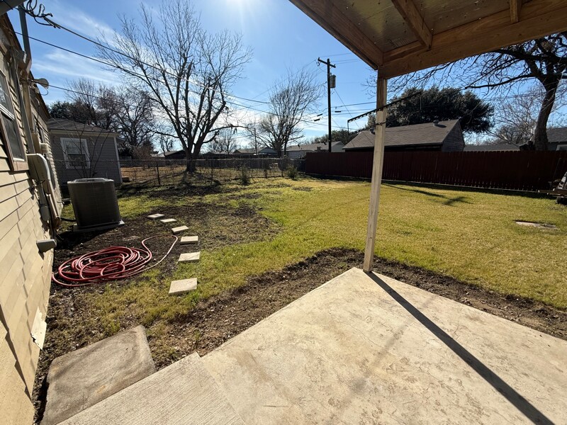 Building Photo - 1209 Shady Ln