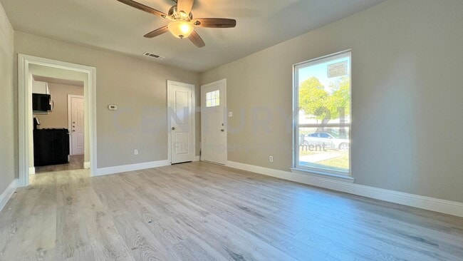 Building Photo - Charming 2/1 in Fort Worth For Rent!